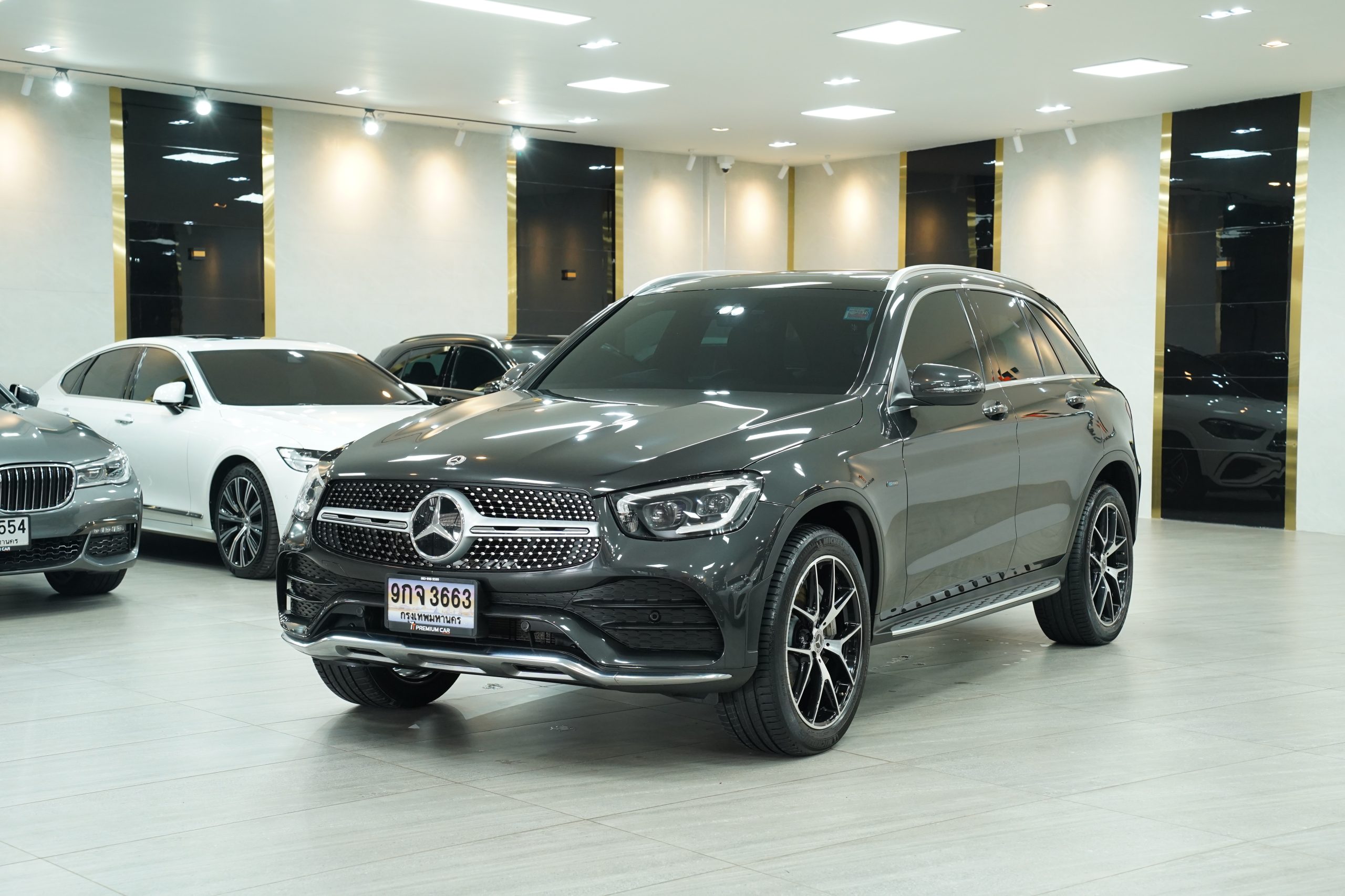 2022 Mercedes-Benz GLC 300 e 4MATIC AMG Dynamic - Image 4