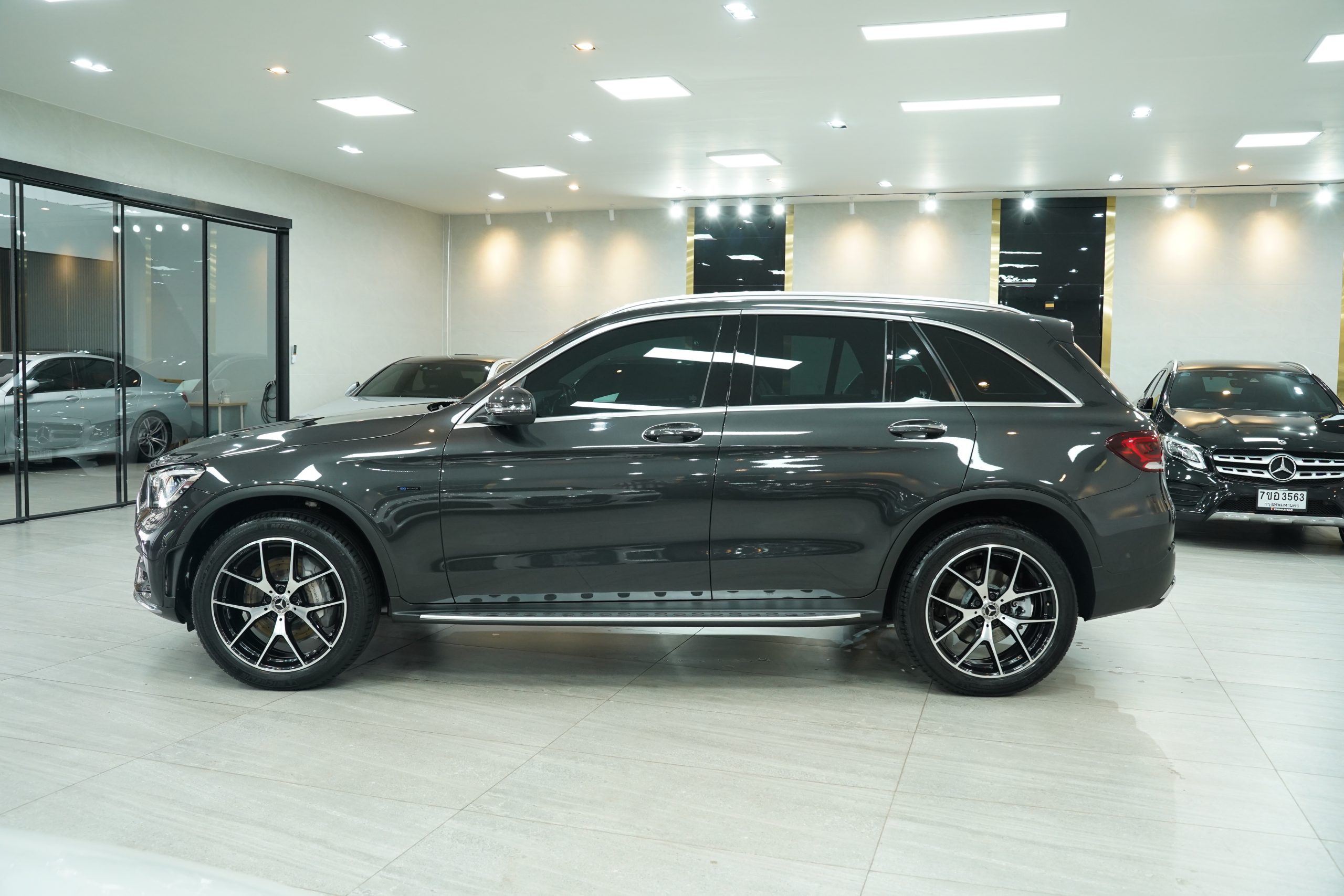 2022 Mercedes-Benz GLC 300 e 4MATIC AMG Dynamic - Image 5
