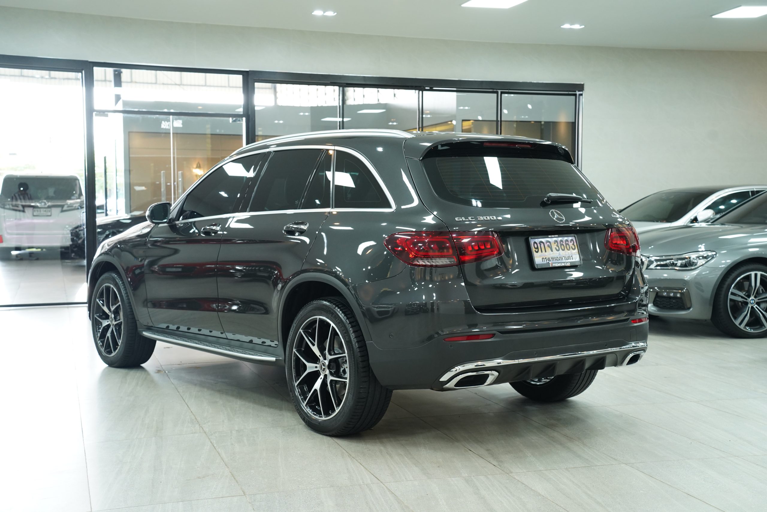 2022 Mercedes-Benz GLC 300 e 4MATIC AMG Dynamic - Image 6