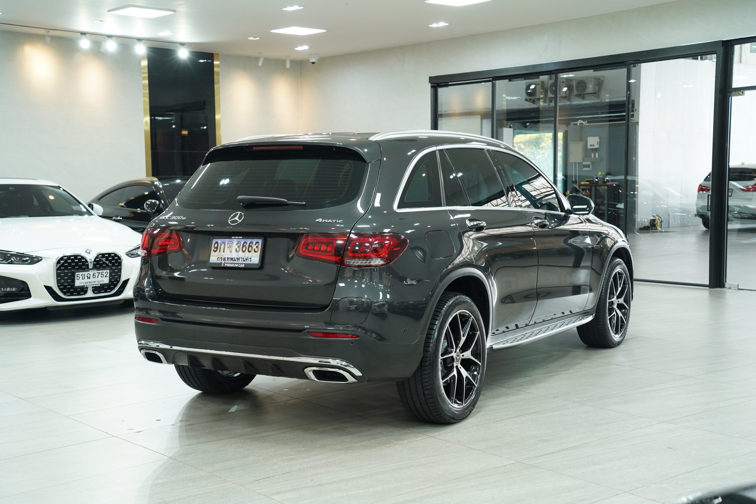 2022 Mercedes-Benz GLC 300 e 4MATIC AMG Dynamic - Image 8