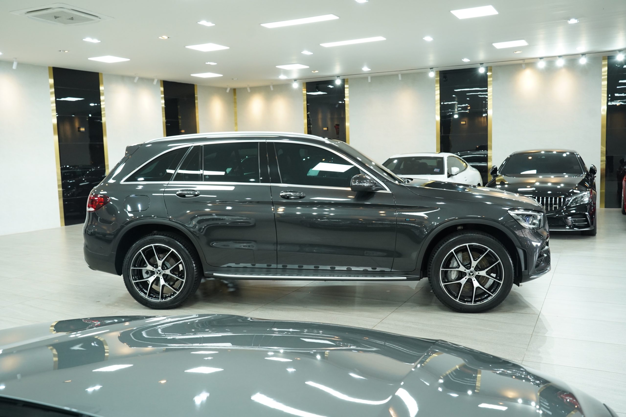 2022 Mercedes-Benz GLC 300 e 4MATIC AMG Dynamic - Image 9