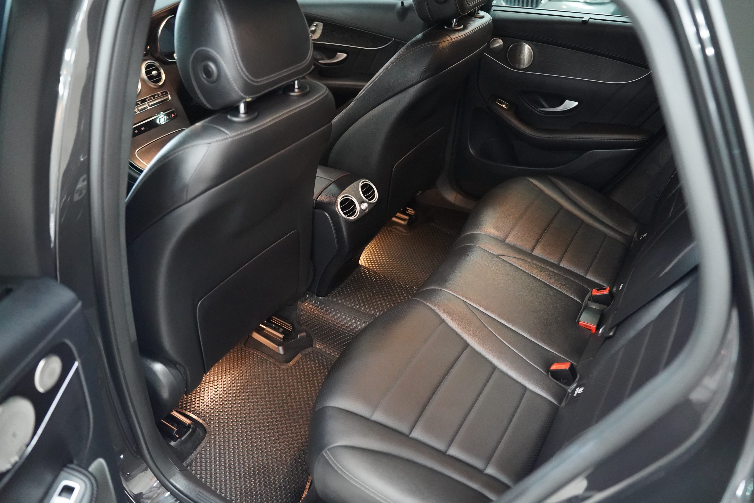 2022 Mercedes-Benz GLC 300 e 4MATIC AMG Dynamic - Image 12