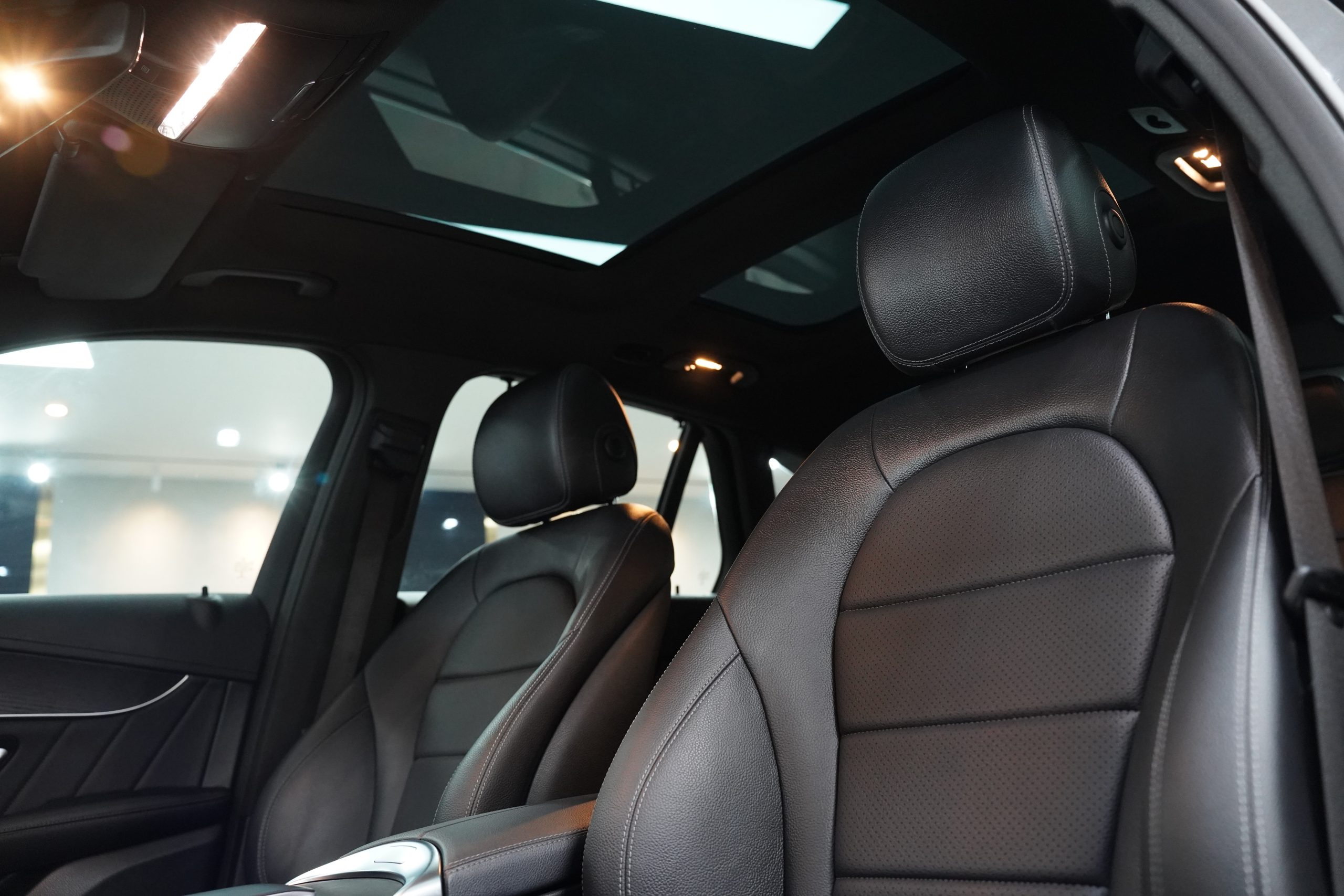 2022 Mercedes-Benz GLC 300 e 4MATIC AMG Dynamic - Image 17