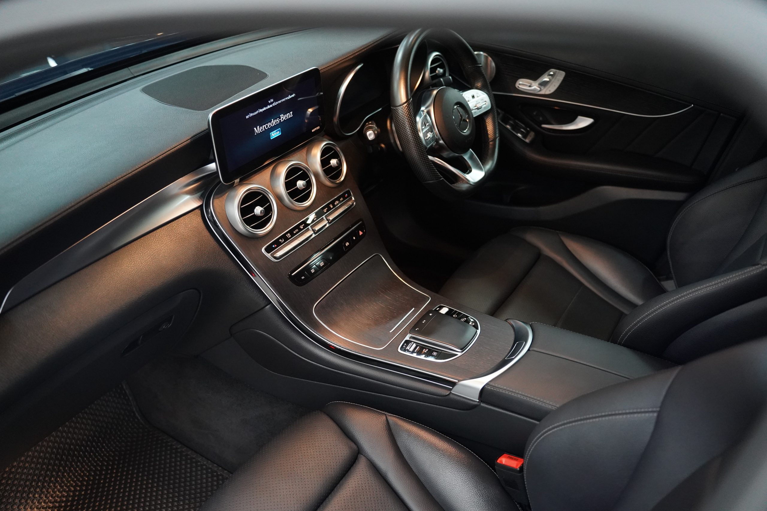 2022 Mercedes-Benz GLC 300 e 4MATIC AMG Dynamic - Image 18