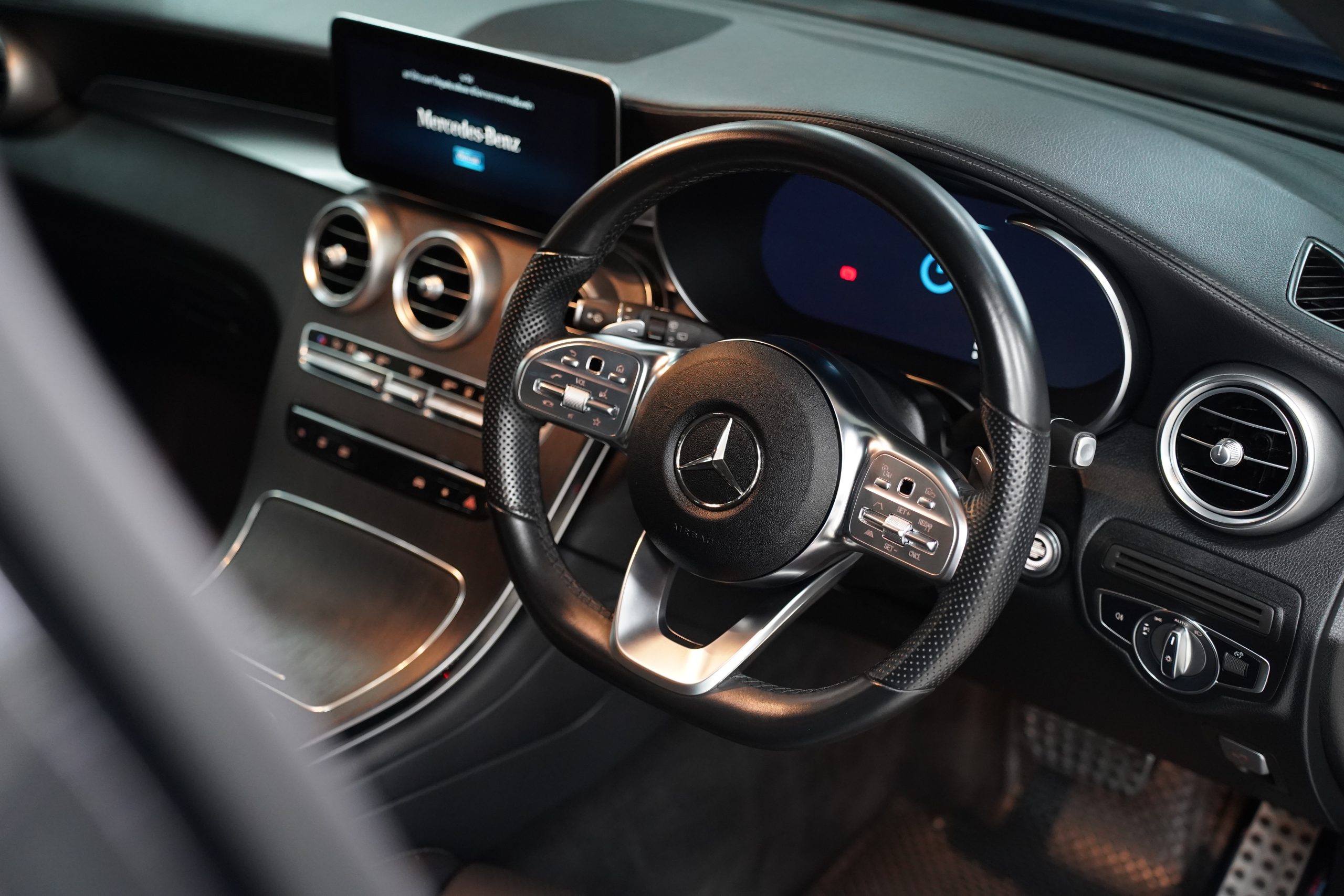 2022 Mercedes-Benz GLC 300 e 4MATIC AMG Dynamic - Image 19