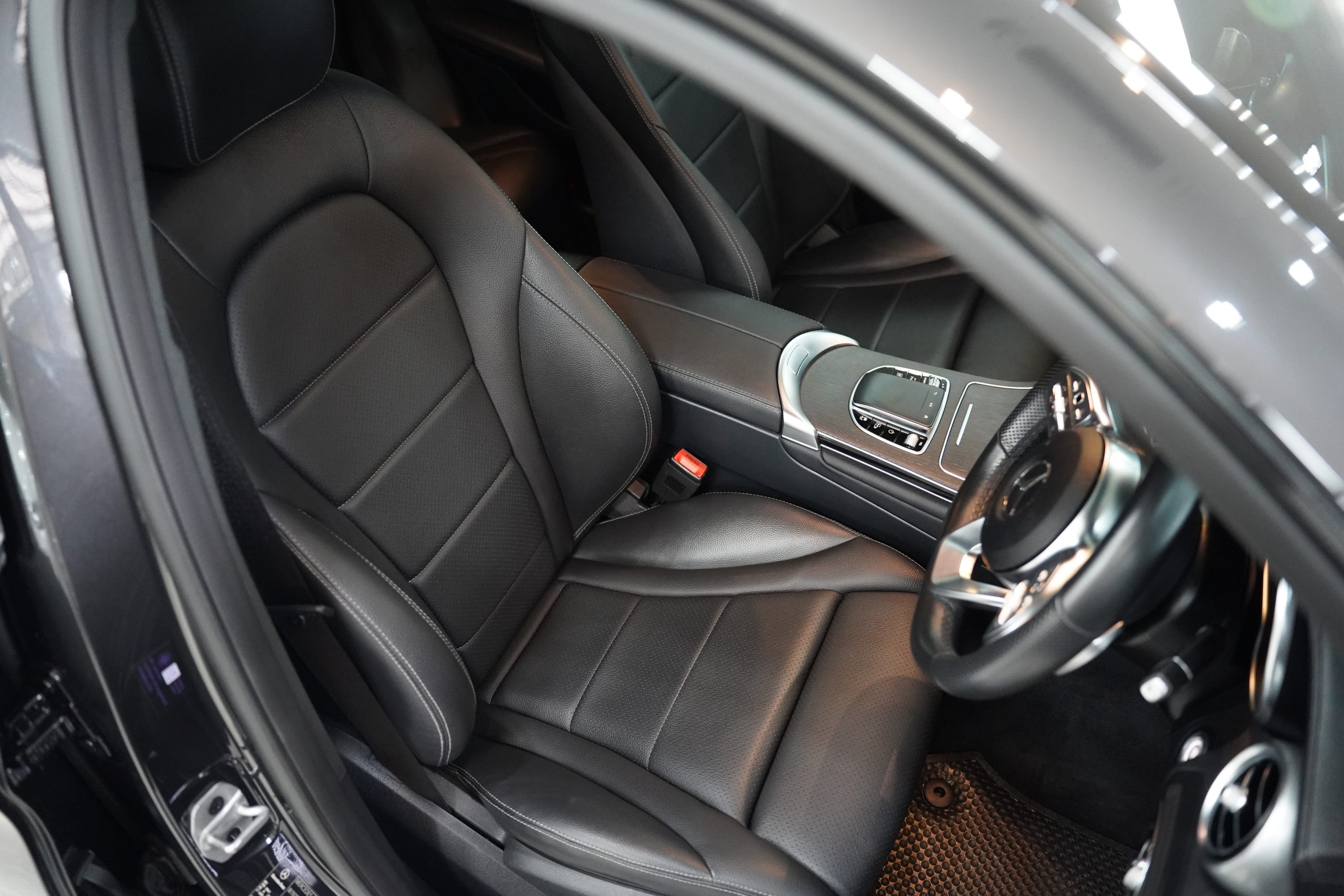 2022 Mercedes-Benz GLC 300 e 4MATIC AMG Dynamic - Image 20