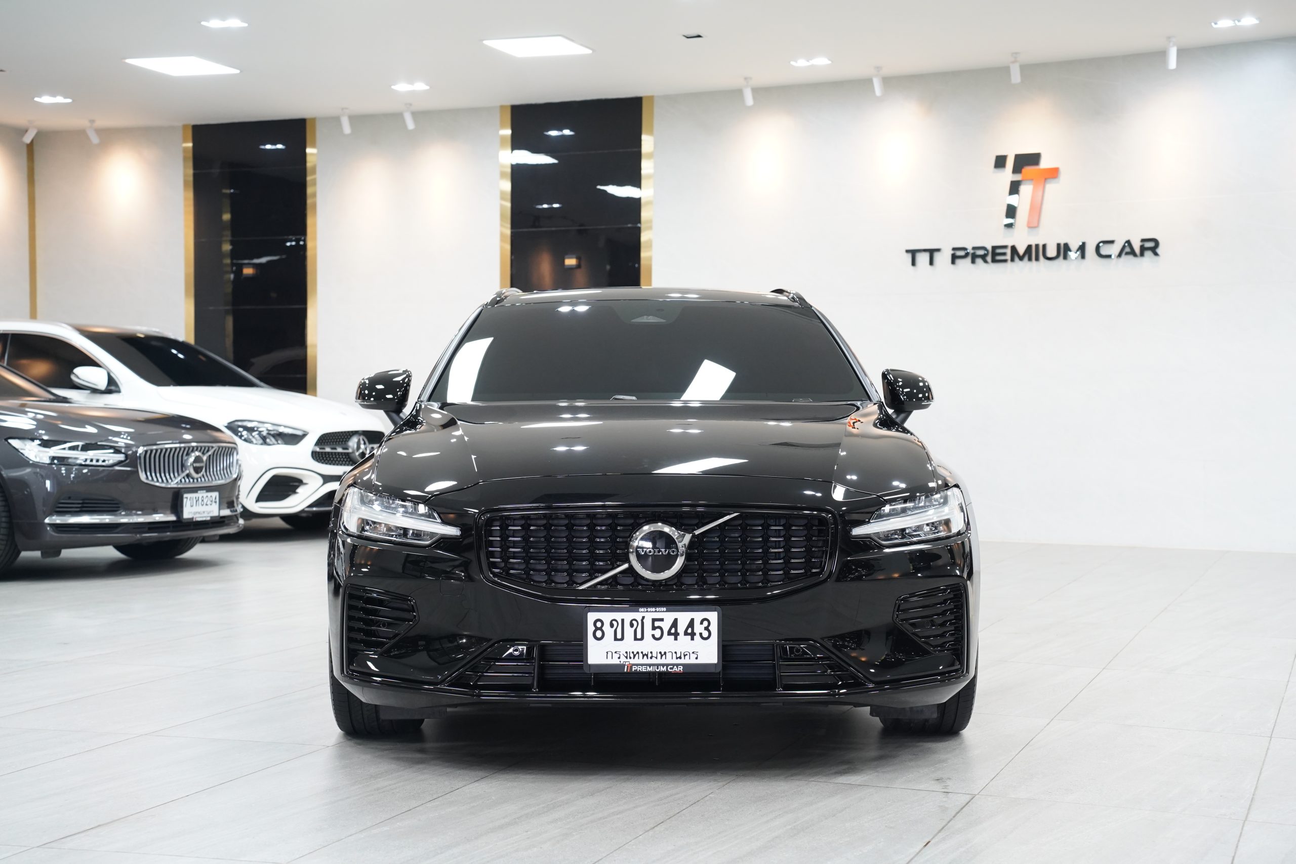 2023 V60 Recharge Plug-in Hybrid T8 Plus Dark - Image 3