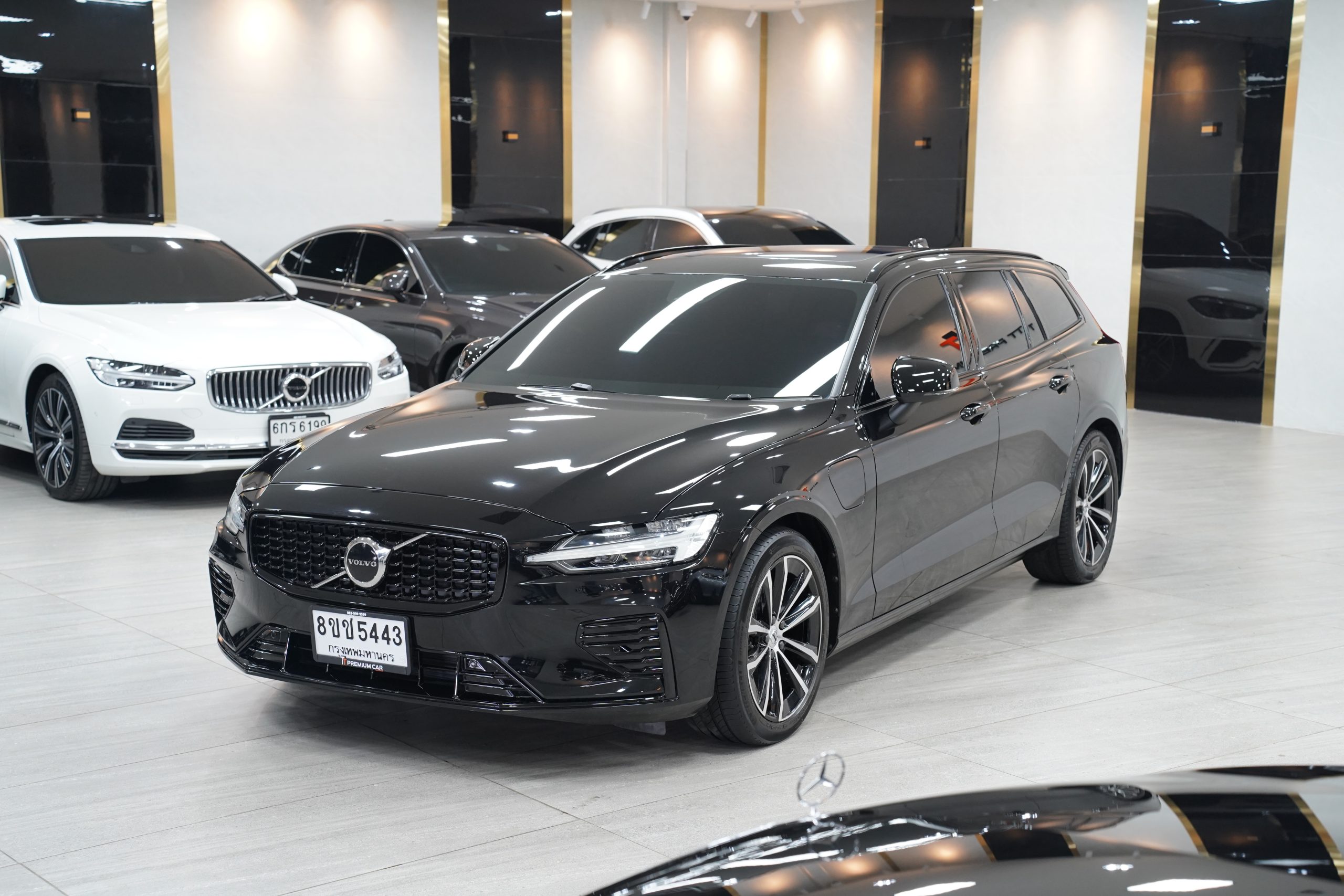 2023 V60 Recharge Plug-in Hybrid T8 Plus Dark - Image 4