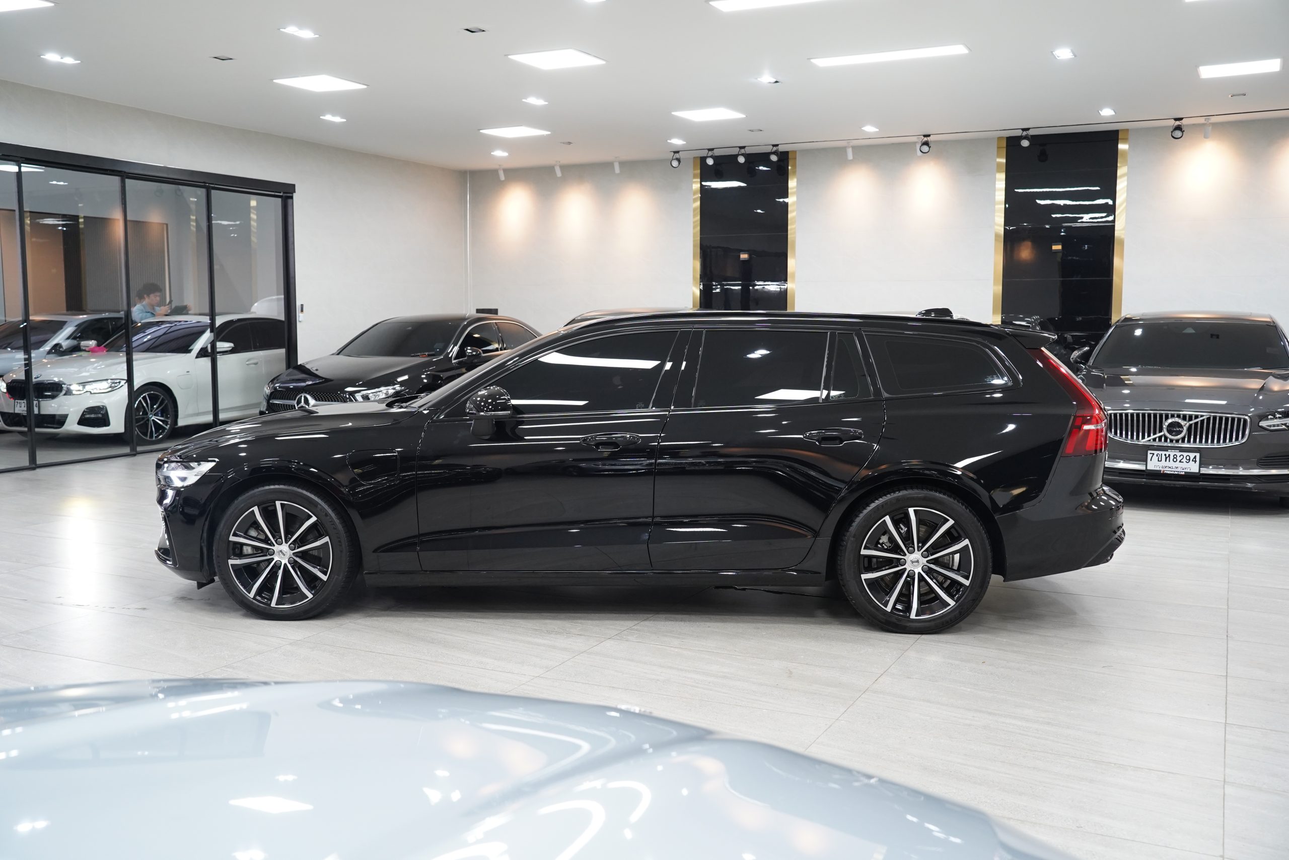 2023 V60 Recharge Plug-in Hybrid T8 Plus Dark - Image 5