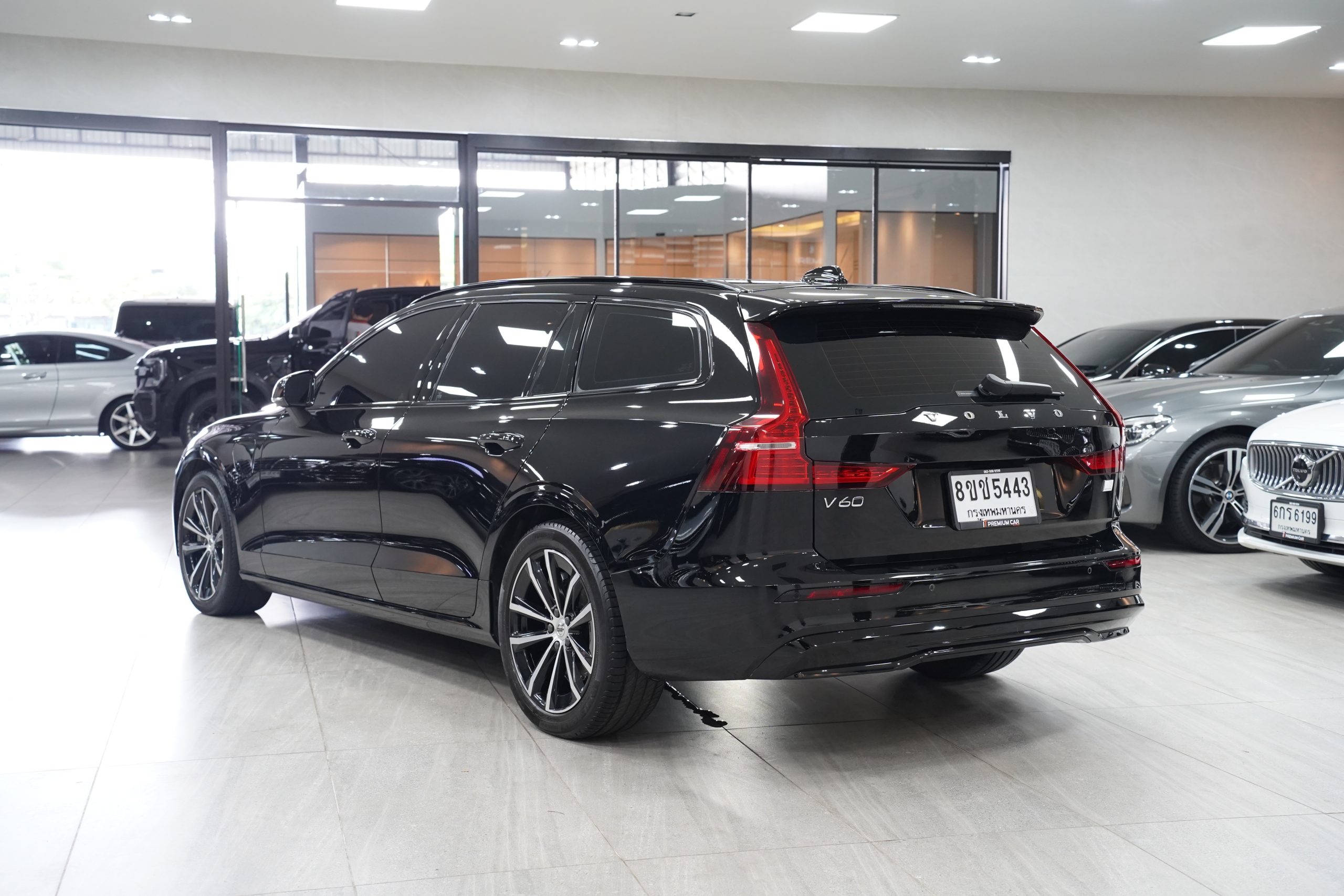 2023 V60 Recharge Plug-in Hybrid T8 Plus Dark - Image 6