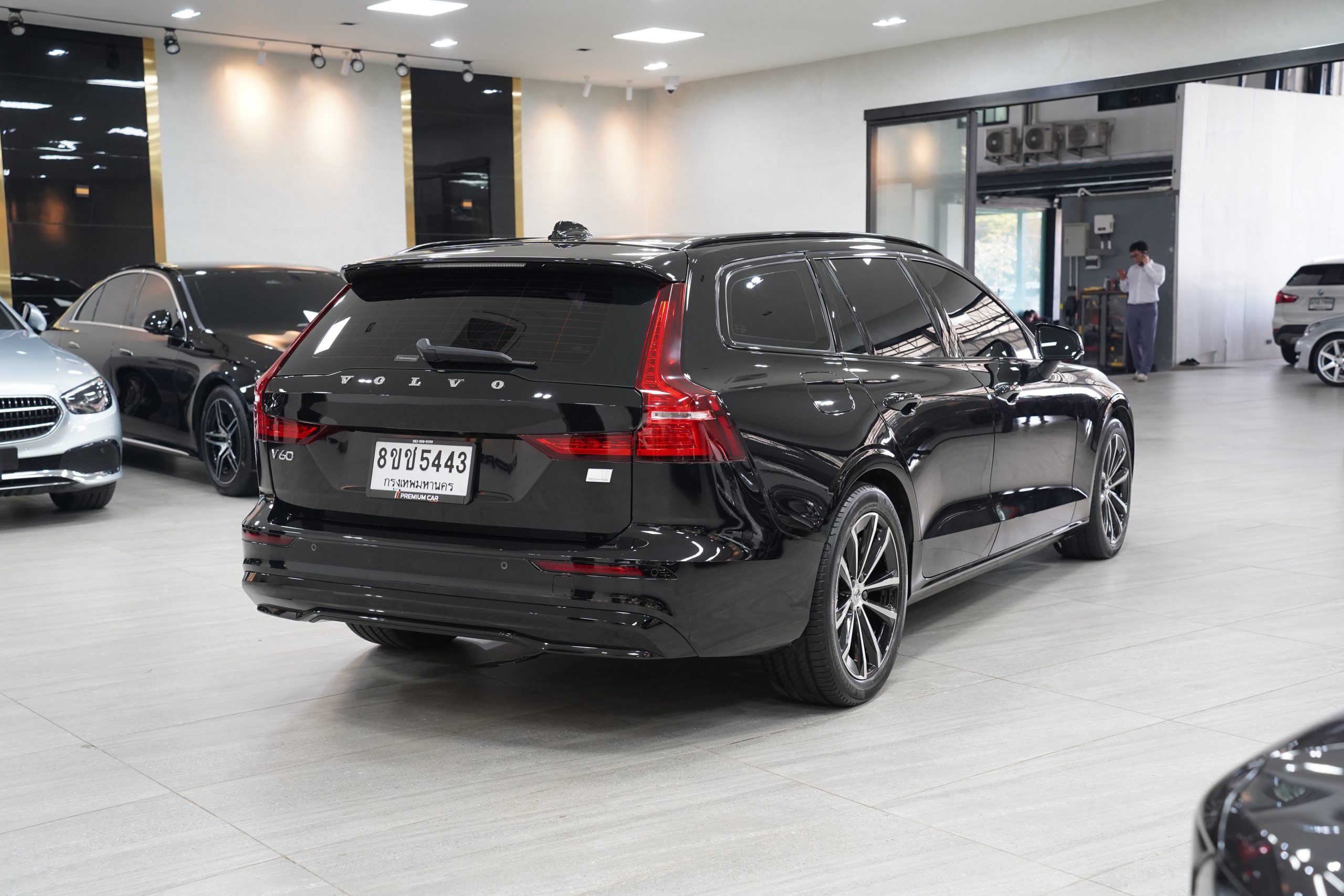 2023 V60 Recharge Plug-in Hybrid T8 Plus Dark - Image 8