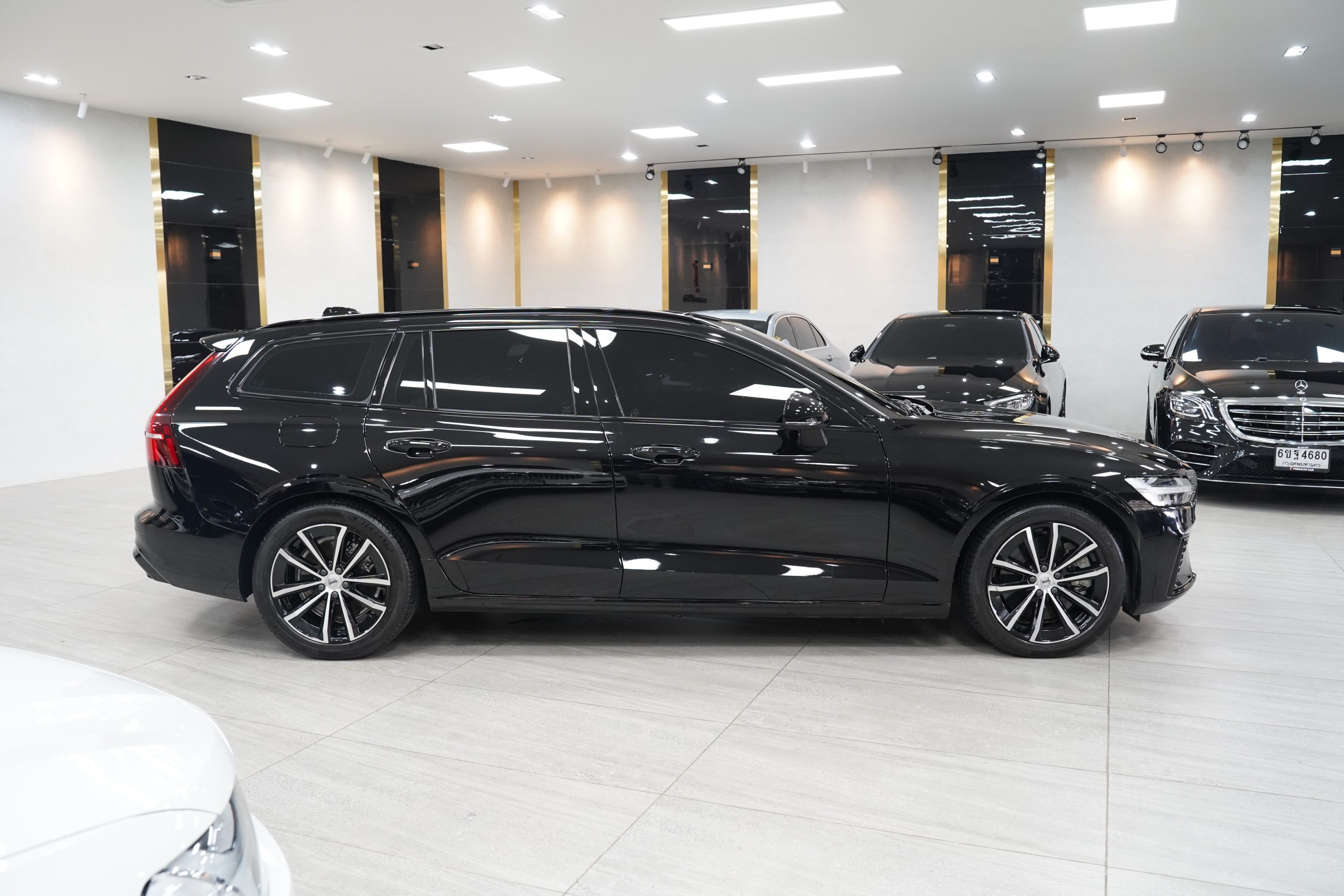 2023 V60 Recharge Plug-in Hybrid T8 Plus Dark - Image 9