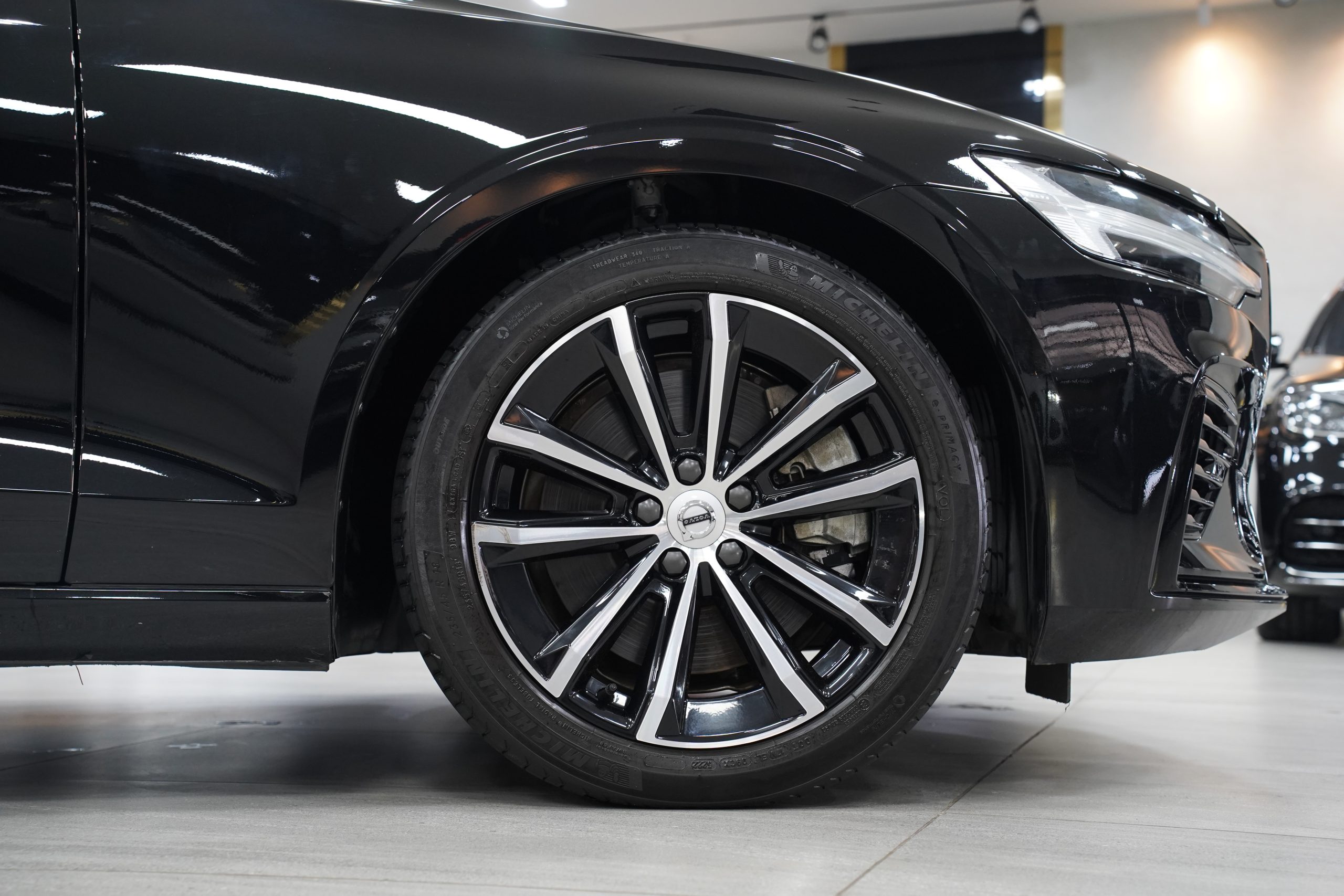 2023 V60 Recharge Plug-in Hybrid T8 Plus Dark - Image 10