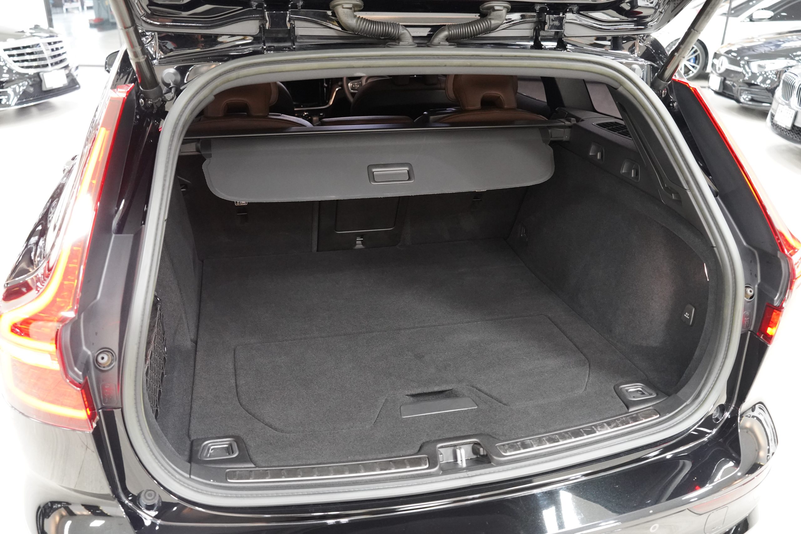 2023 V60 Recharge Plug-in Hybrid T8 Plus Dark - Image 11