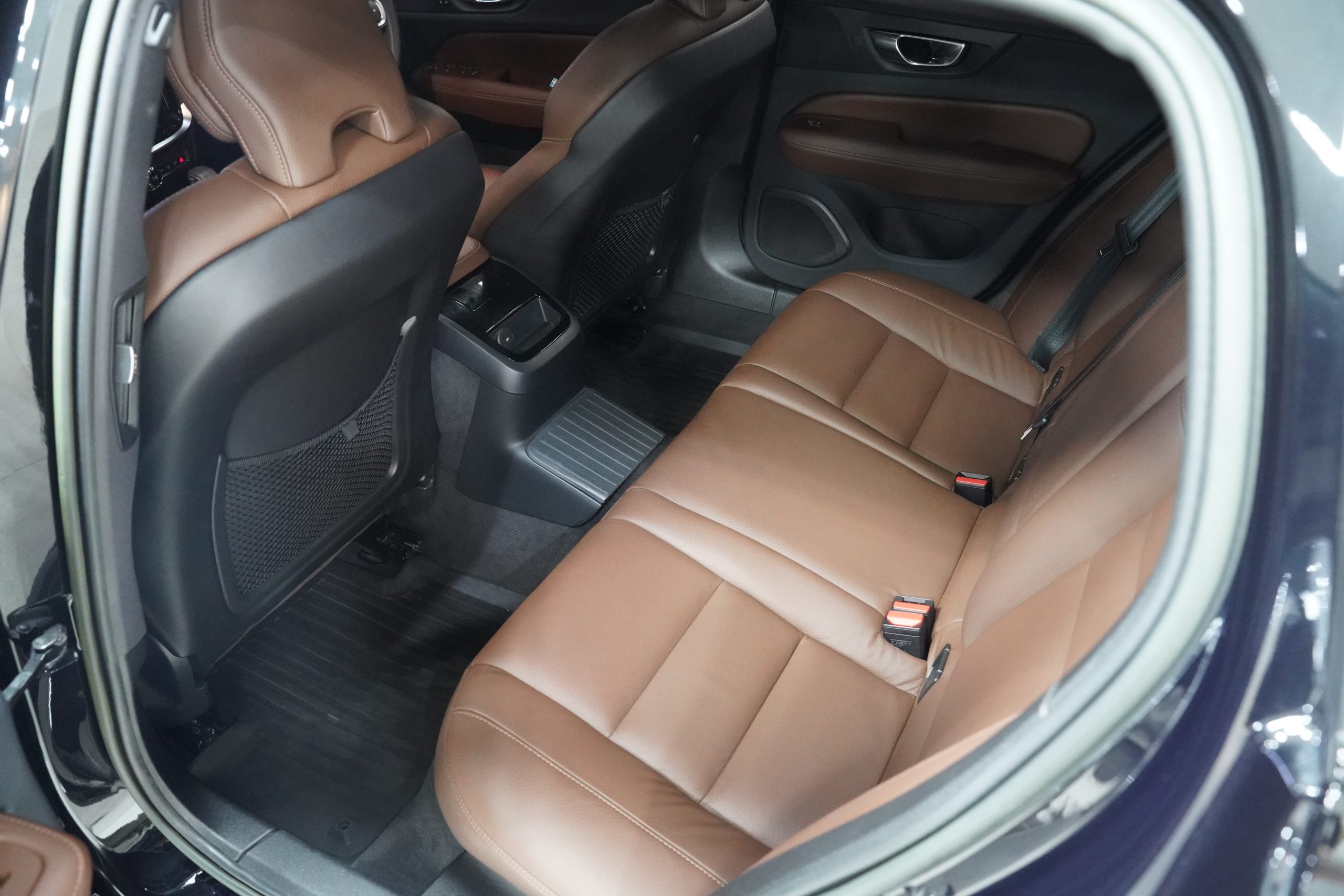 2023 V60 Recharge Plug-in Hybrid T8 Plus Dark - Image 12