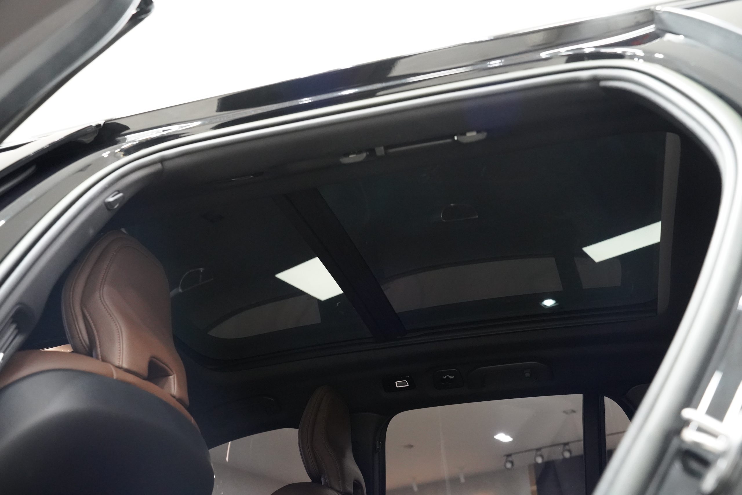 2023 V60 Recharge Plug-in Hybrid T8 Plus Dark - Image 14
