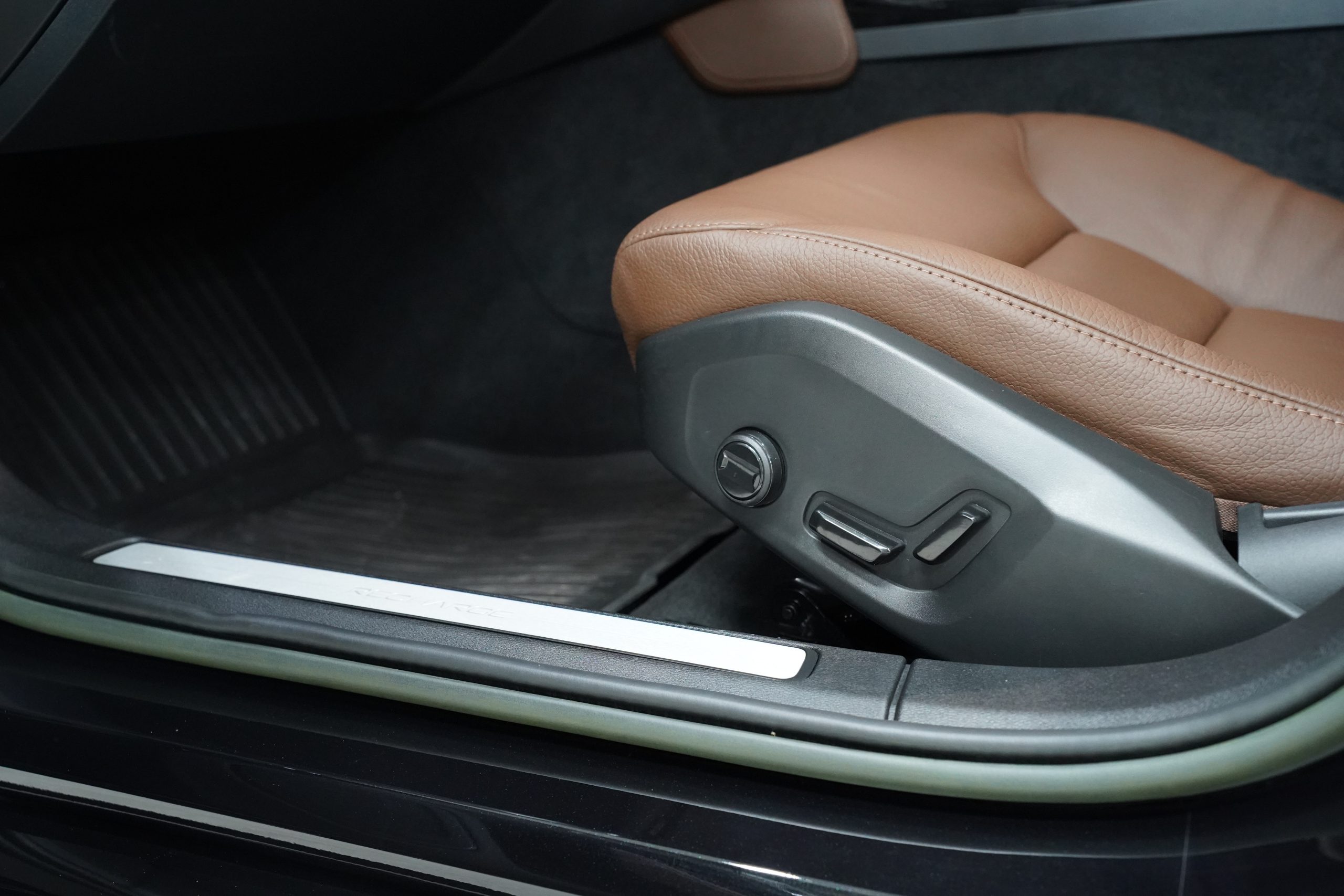 2023 V60 Recharge Plug-in Hybrid T8 Plus Dark - Image 15