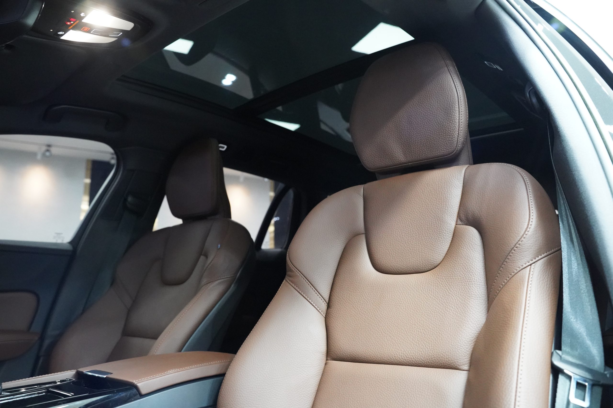 2023 V60 Recharge Plug-in Hybrid T8 Plus Dark - Image 16