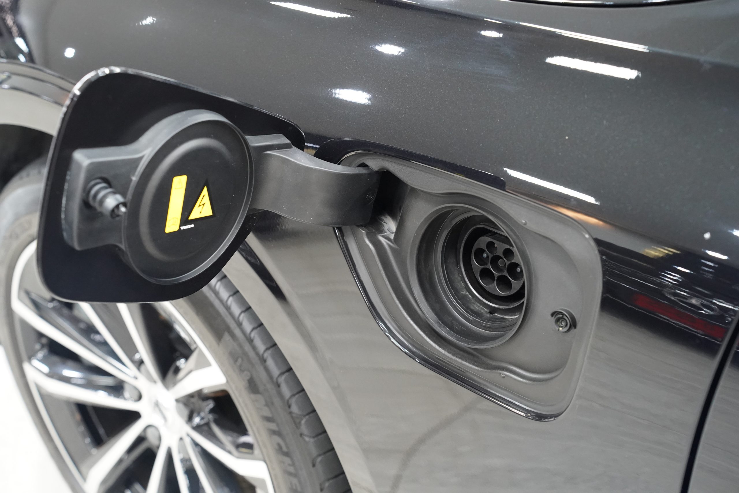 2023 V60 Recharge Plug-in Hybrid T8 Plus Dark - Image 17