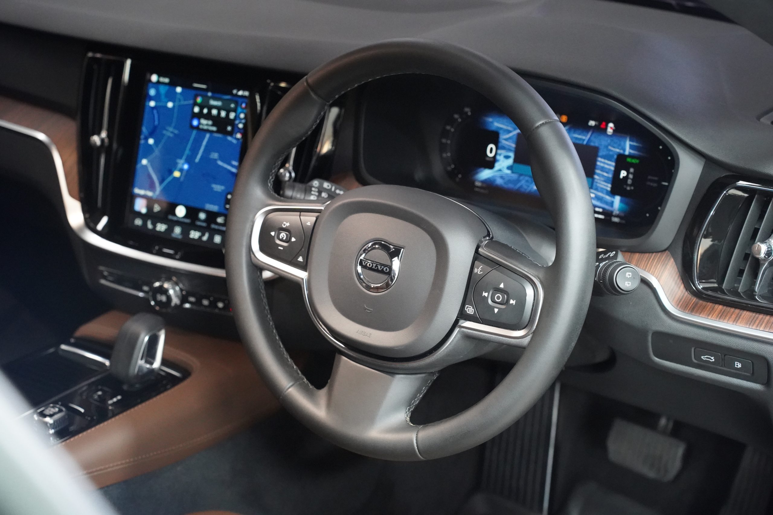 2023 V60 Recharge Plug-in Hybrid T8 Plus Dark - Image 18