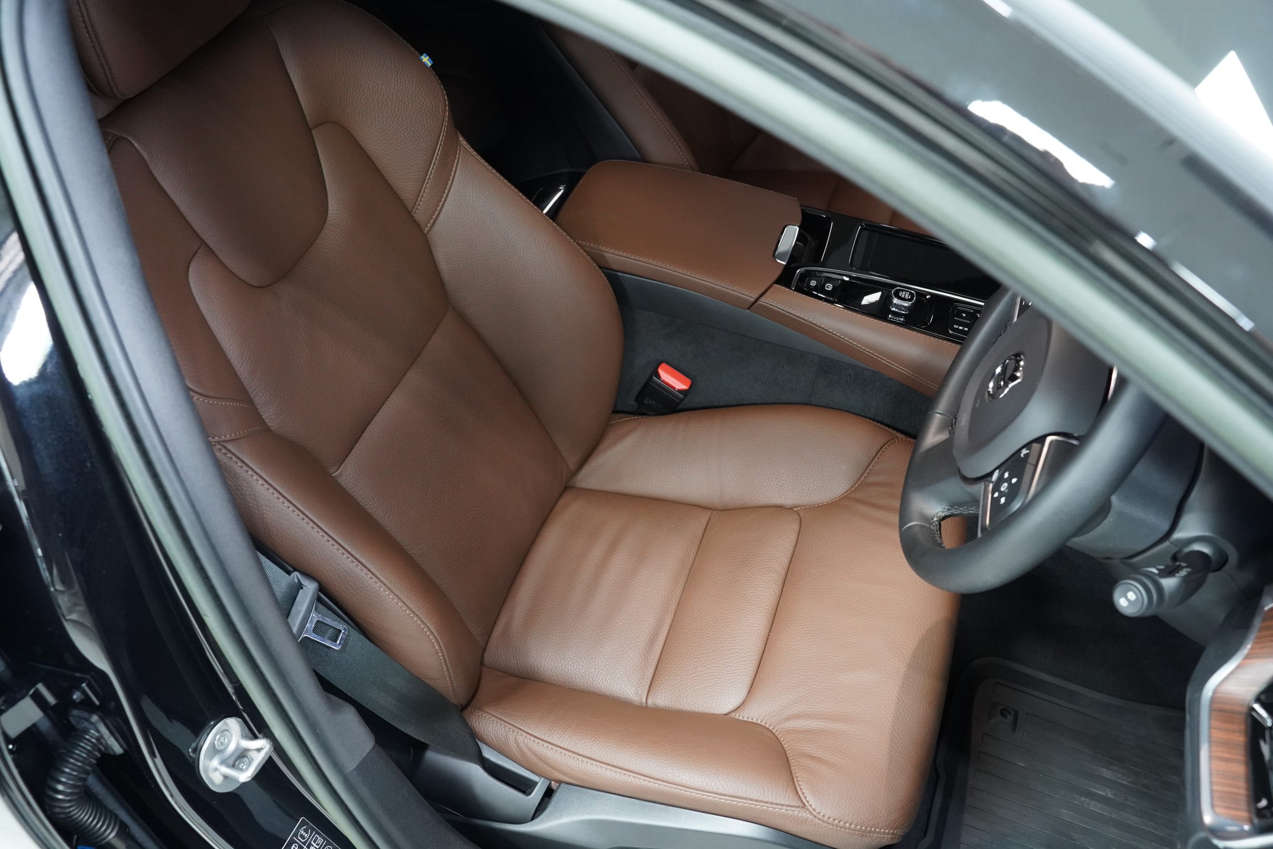 2023 V60 Recharge Plug-in Hybrid T8 Plus Dark - Image 19
