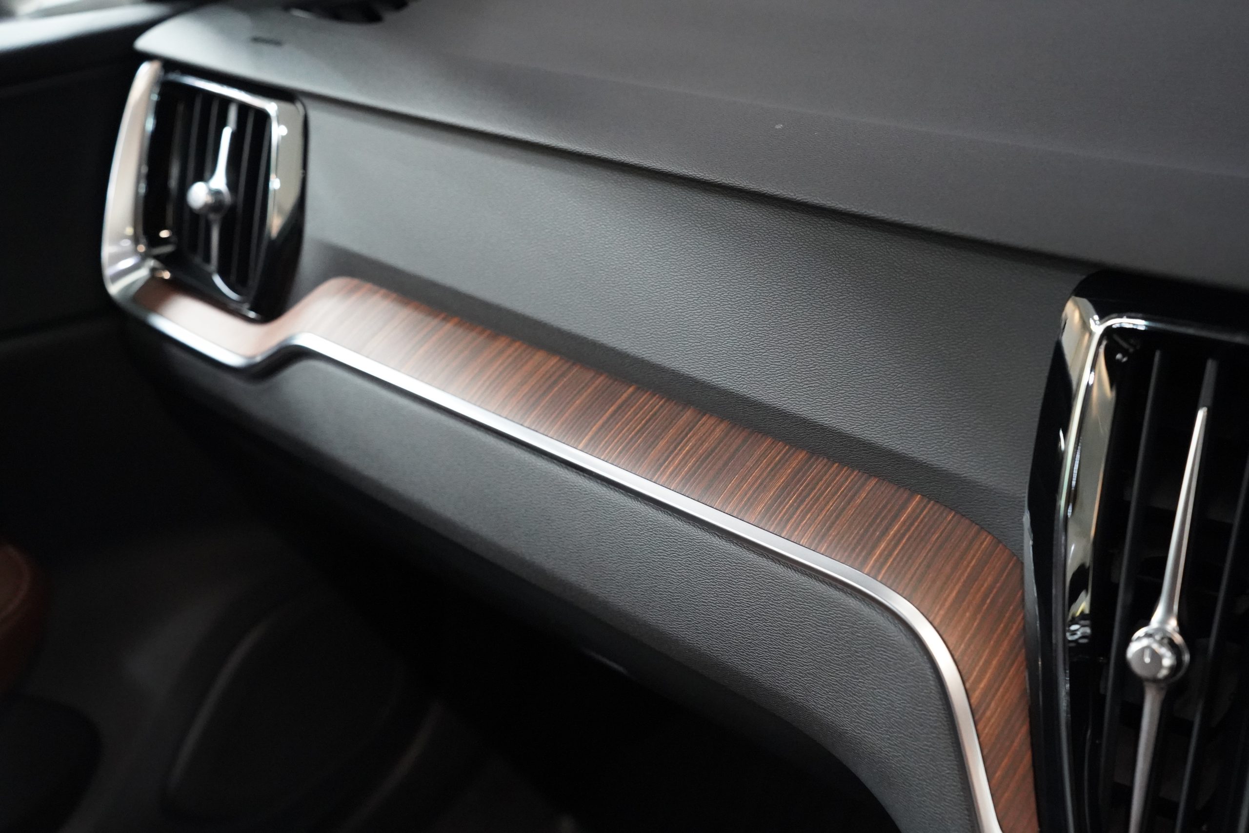2023 V60 Recharge Plug-in Hybrid T8 Plus Dark - Image 23