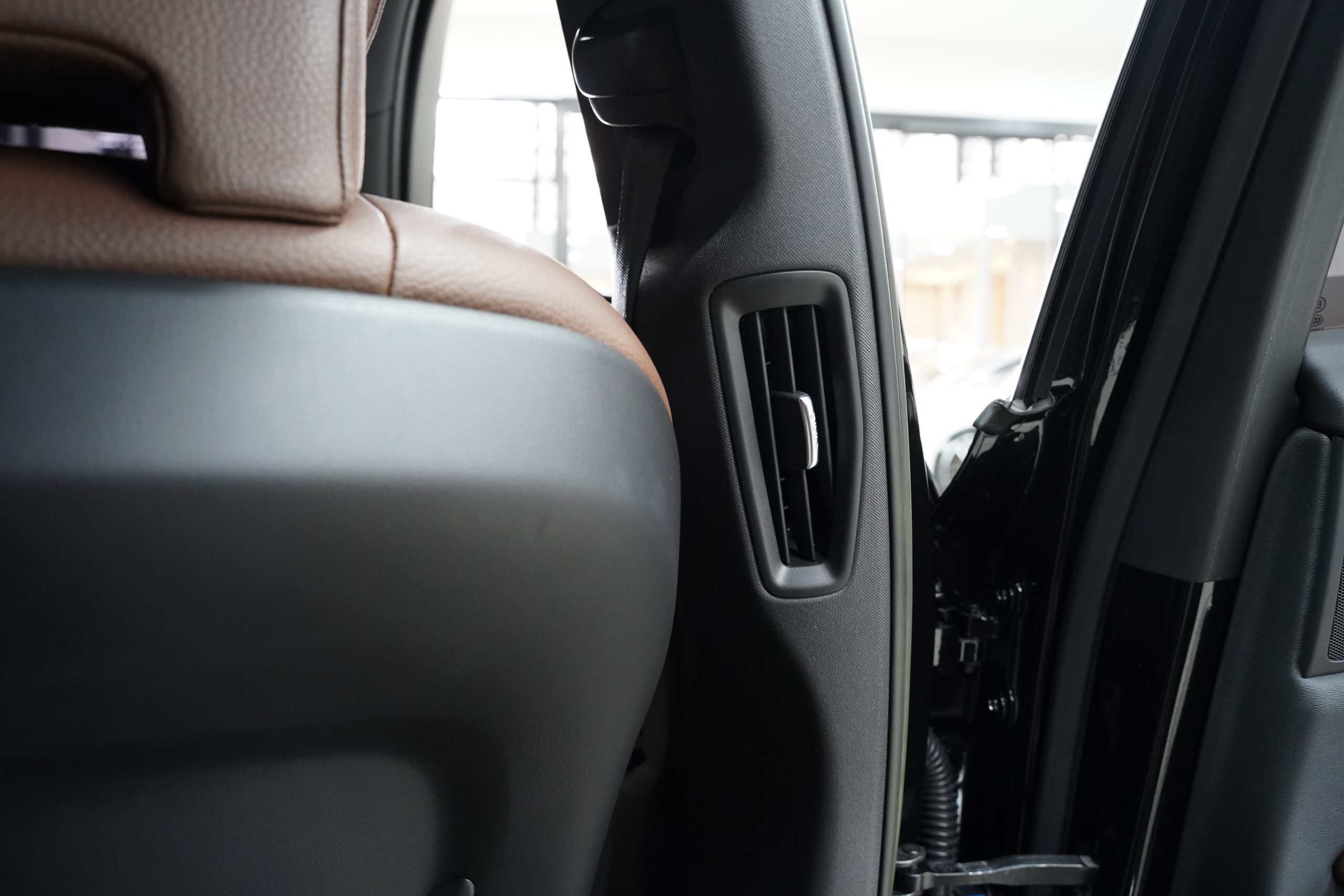 2023 V60 Recharge Plug-in Hybrid T8 Plus Dark - Image 25