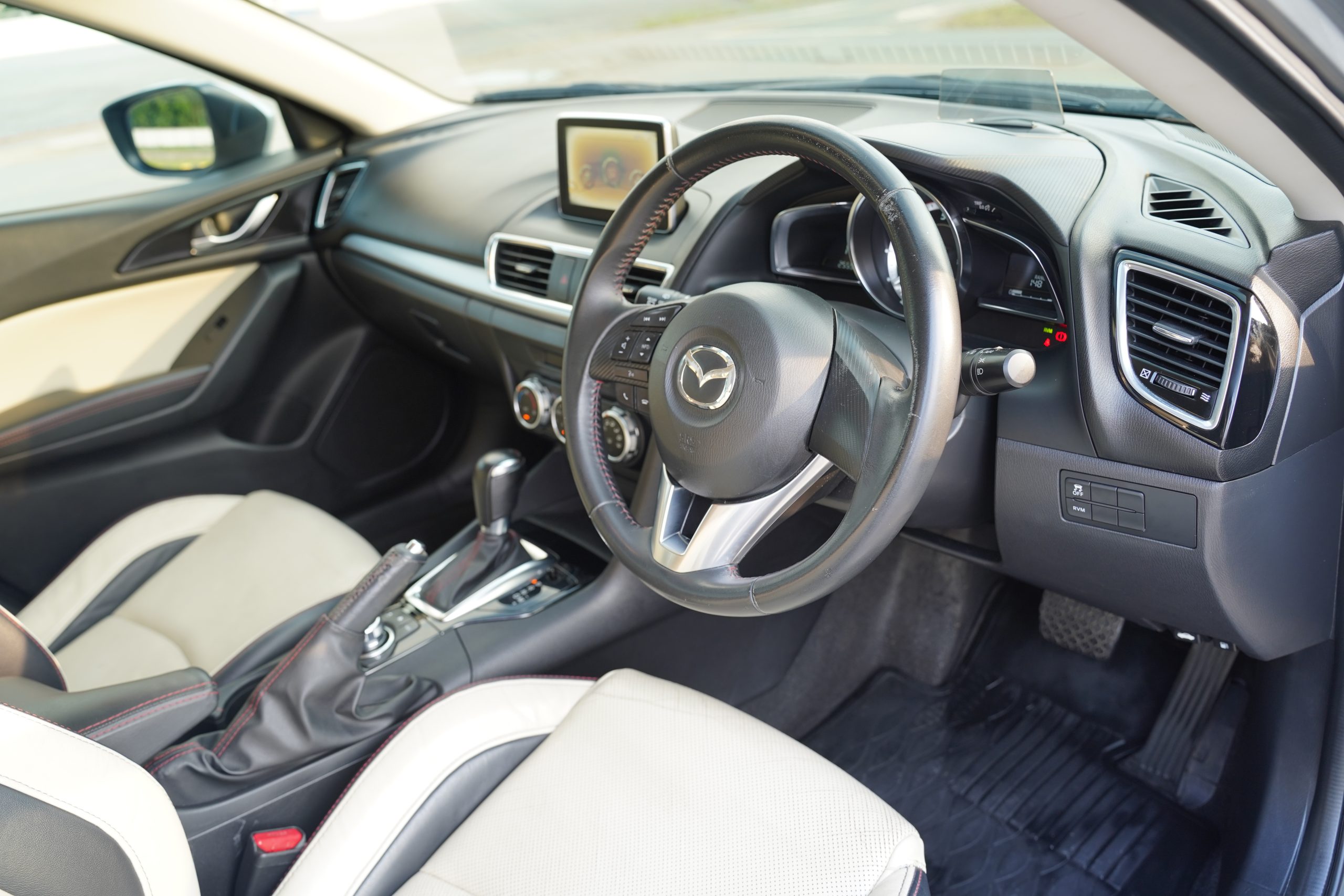 2015 Mazda 3 2.0s Sports Hatchback ปี 2015 - Image 13