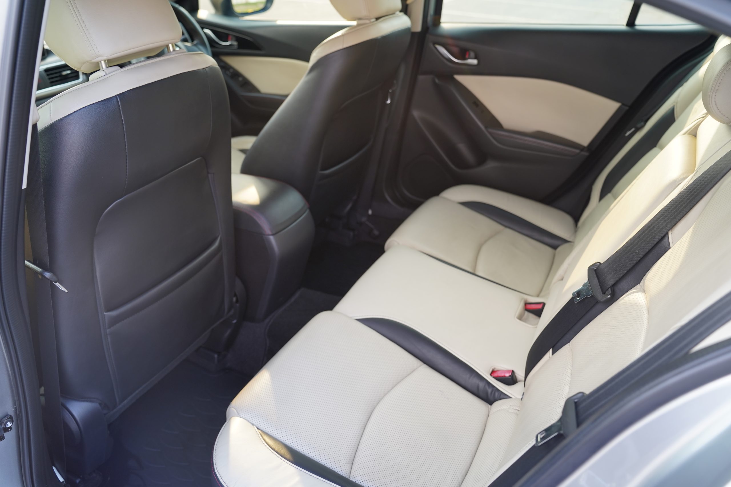 2015 Mazda 3 2.0s Sports Hatchback ปี 2015 - Image 16