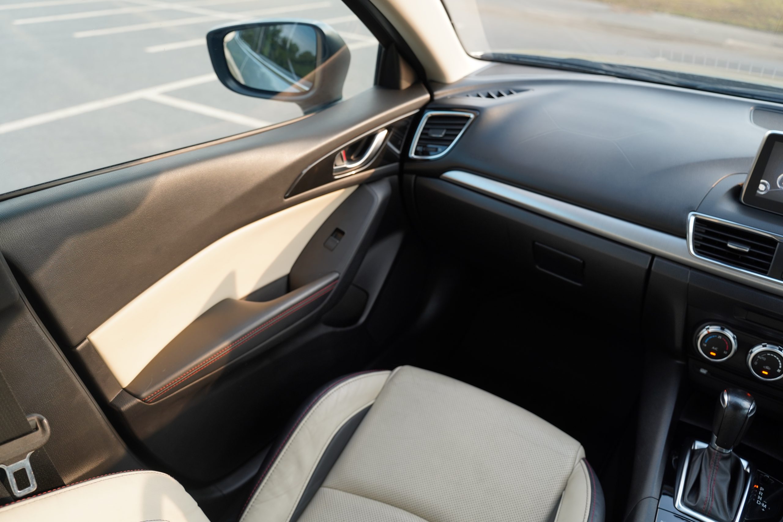 2015 Mazda 3 2.0s Sports Hatchback ปี 2015 - Image 19